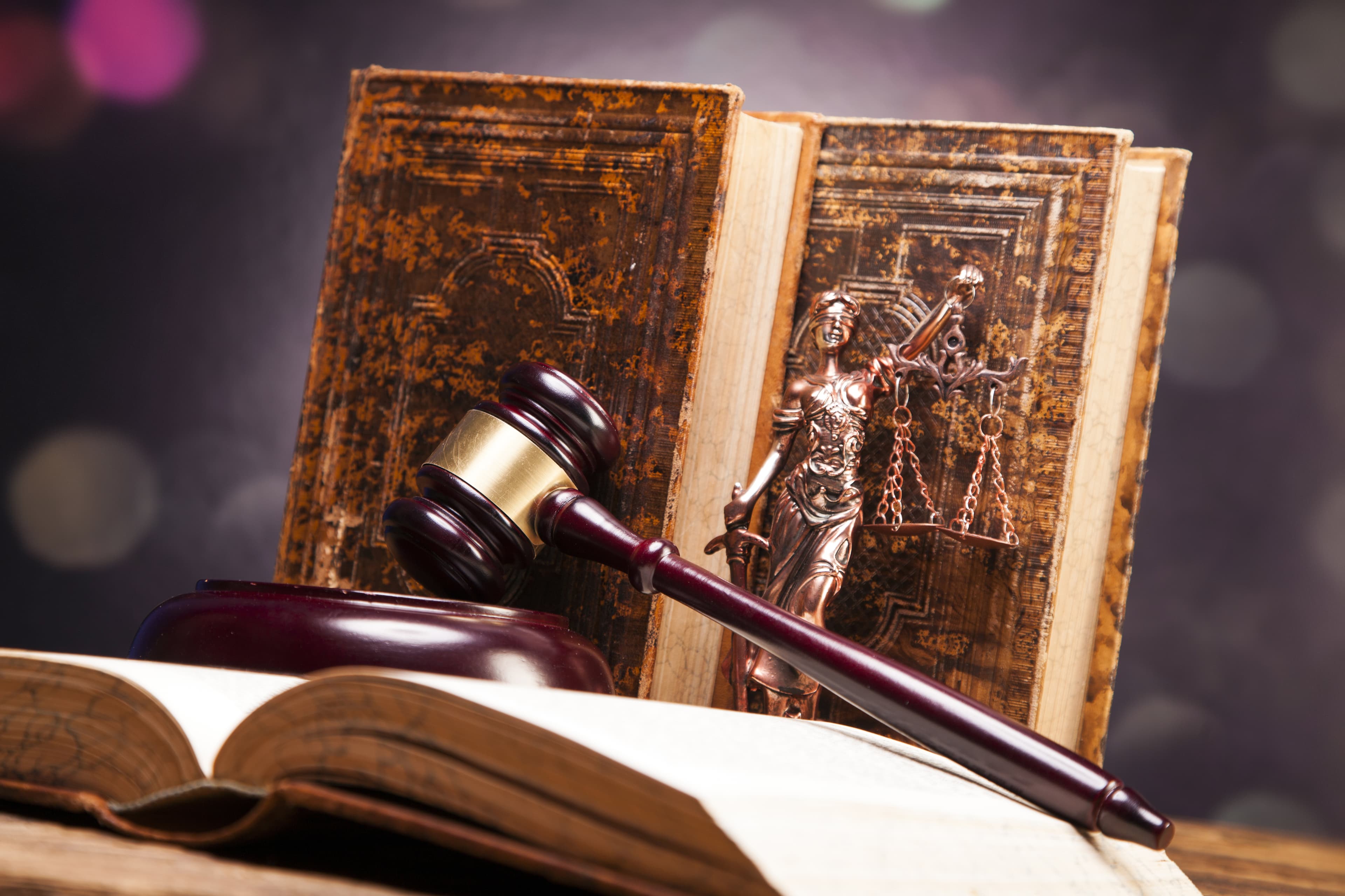 Statue of Lady Justice in front of a courthouse, symbolic of bar admission